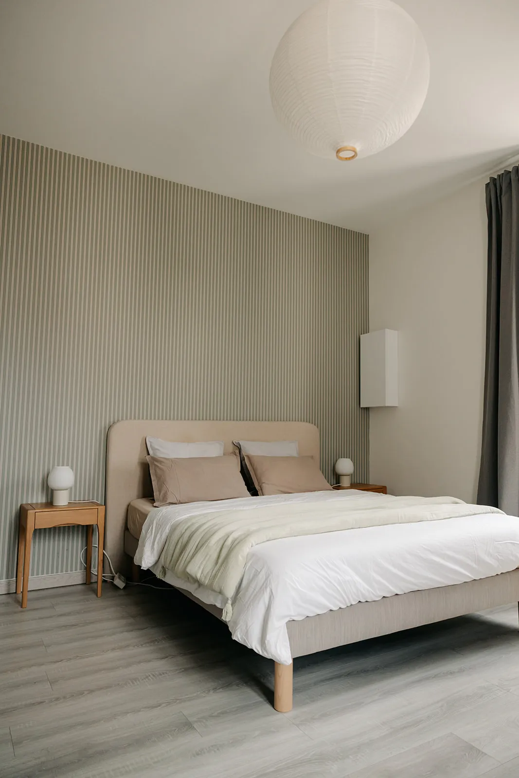 Grand lit queen avec linge de lit blanc et plaid vert d’eau