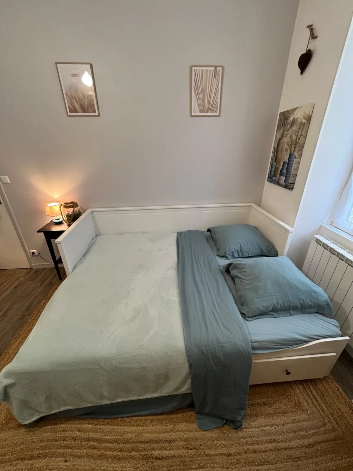 Le canapé-lit déplié en lit de 160 x 200, avec sa couette et ses oreillers