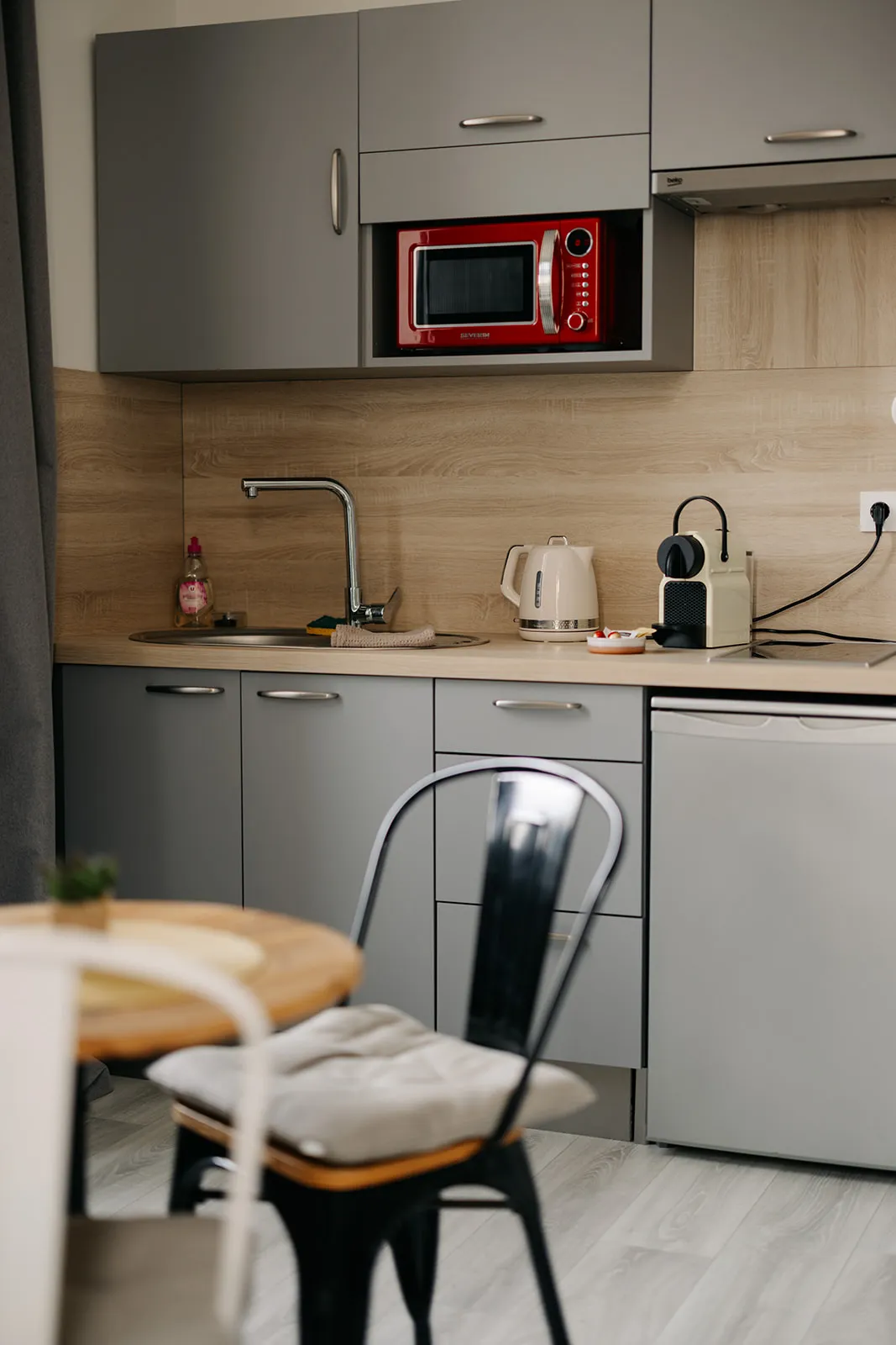 Cuisine équipée du studio : plaques, micro-ondes et rangements