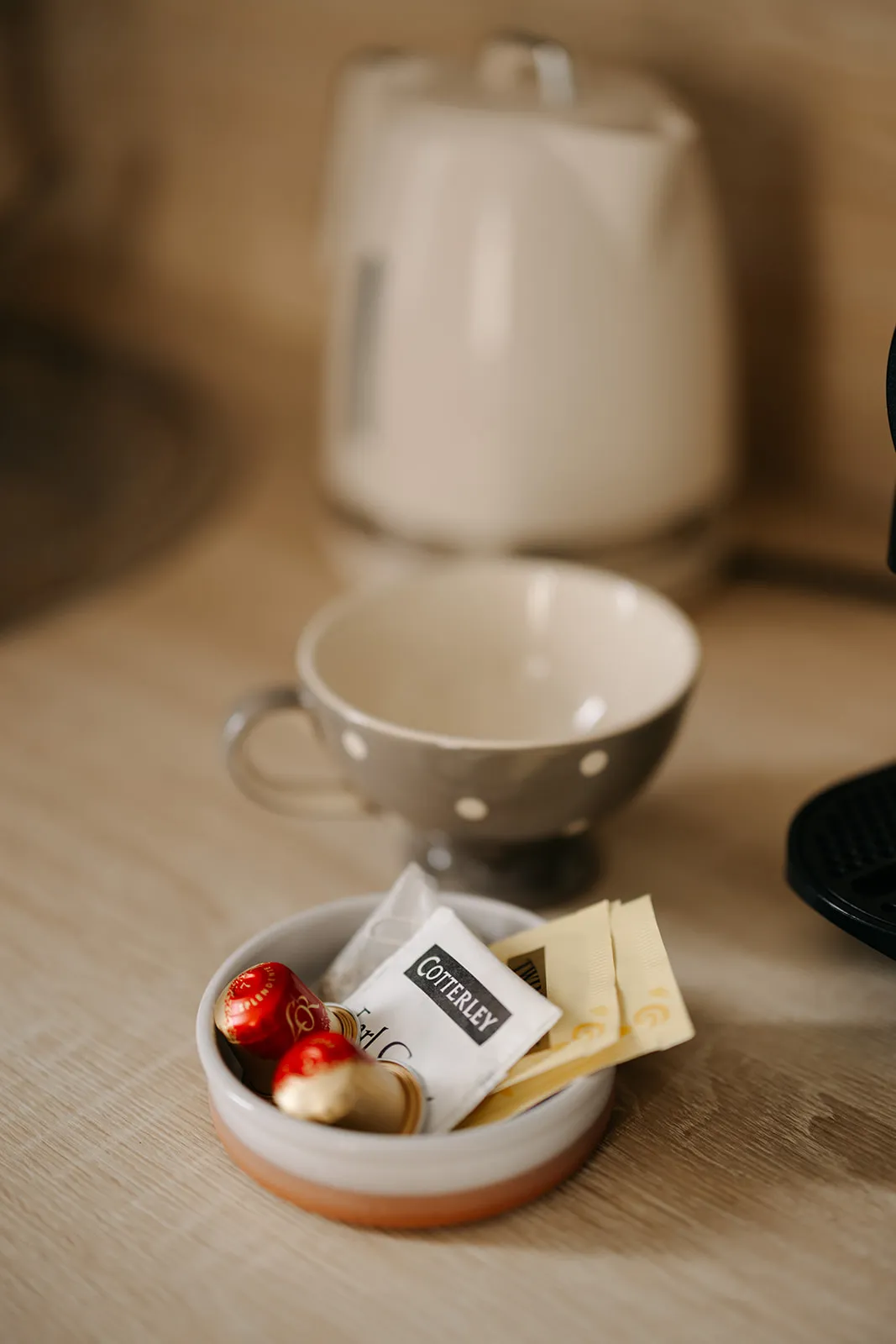 Machine à expresso, bol et sélection de thés et capsules offerts