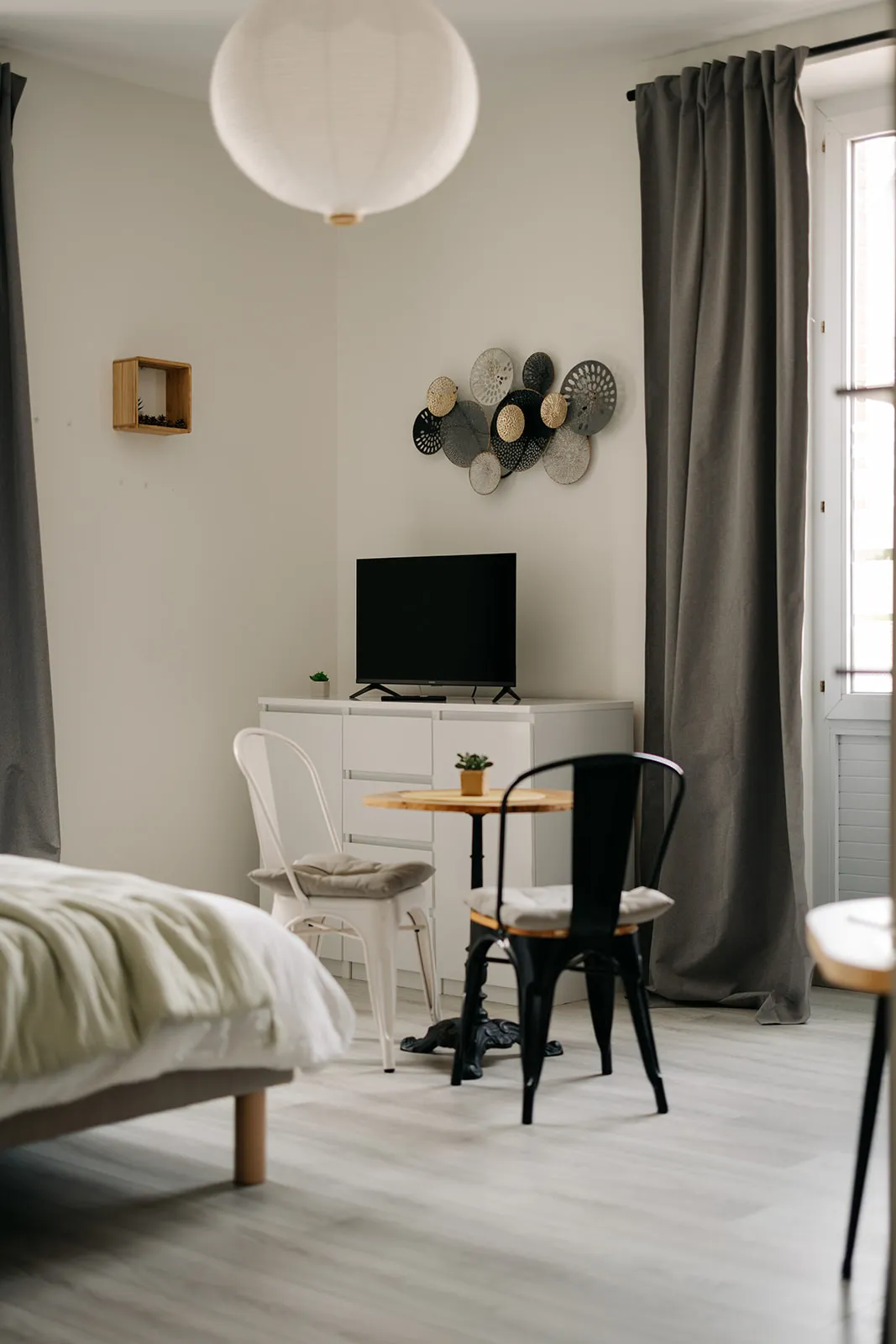 Coin repas avec table ronde, chaises et télévision avec Netflix