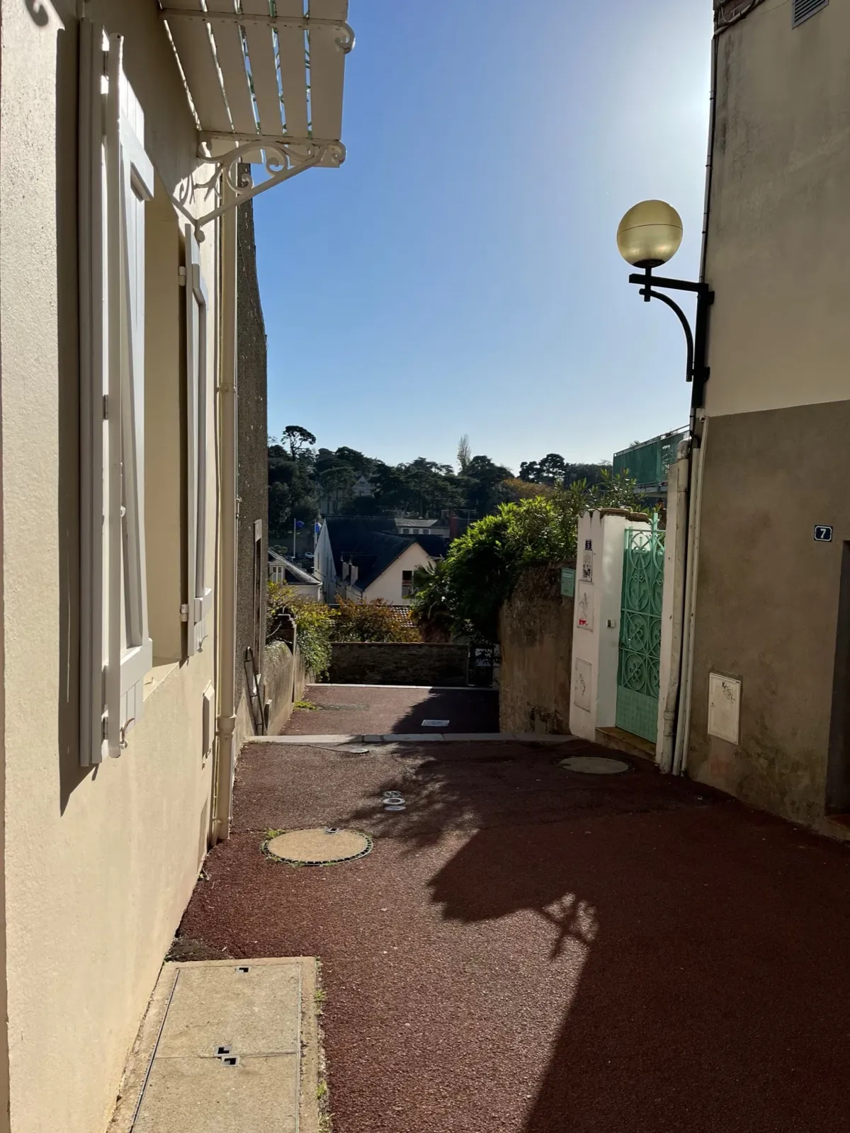 Le passage de l’escalier Galipaud, ruelle calme qui descend vers le vieux port de Pornic